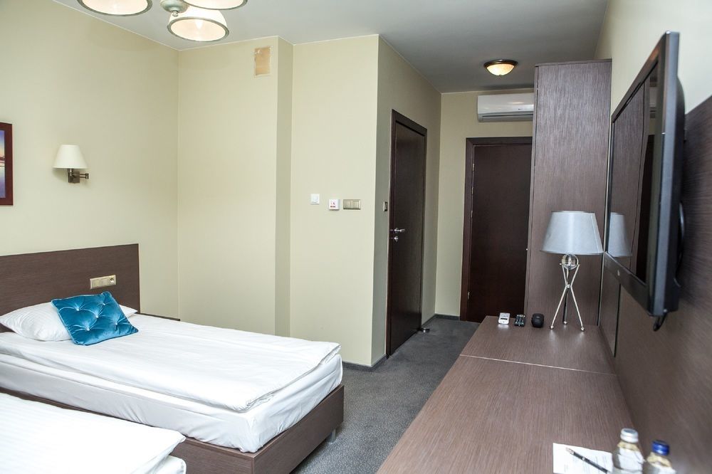 Hotel Sokolowska Airport Modlin Новы-Двур-Мазовецкий Экстерьер фото